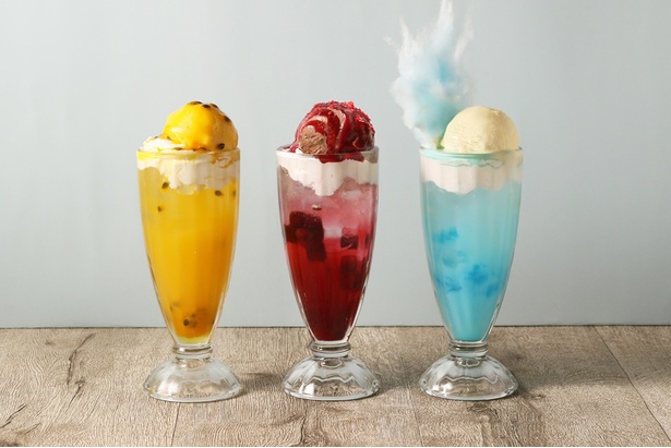 PEANUTSの仲間たちをイメージした華やかなドリンクも必見！左から「ウッドストックのパッションフロート」「シュローダーのレッドベリーフロート」「ライナスのスカイブルーソーダ」