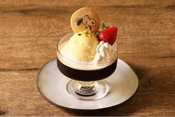 スヌーピーのイラストがプリントされたクッキーや、イチゴがトッピングされた「コーヒーゼリーとバニラアイス」