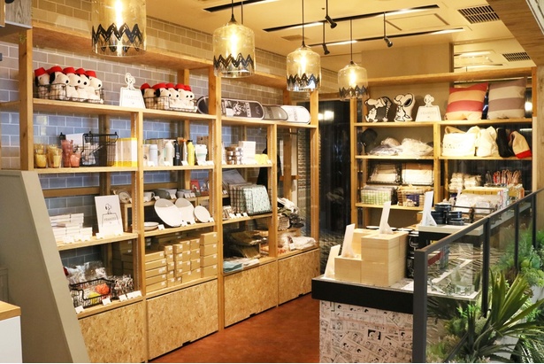 店に入って右手側がグッズコーナー。日常に彩りを添えてくれる、スヌーピーたちのグッズを豊富に用意