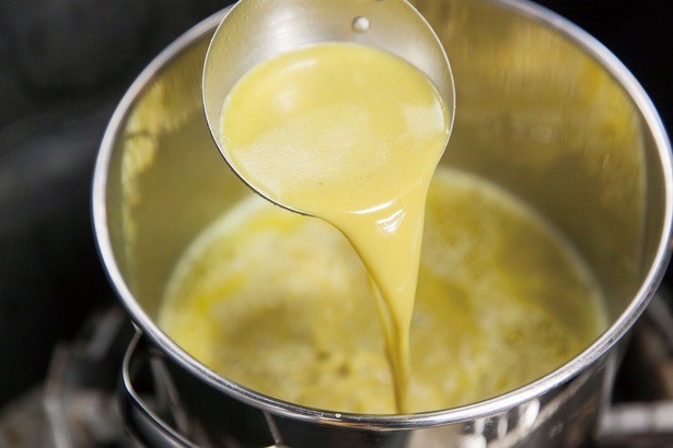 【画像を見る】ペーストにしたカキを大量投入されているクリーミーなスープ