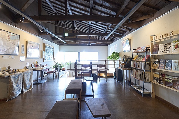 2階フロアは、コーヒー関連の雑誌や書籍がずらりとそろうギャラリー＆ライブラリーに