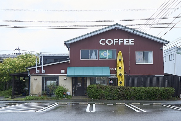 木工所をリノベートした店は、大きなCOFFEEのロゴが目印