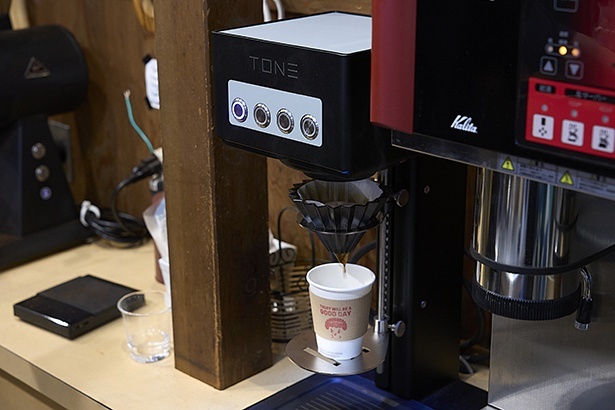 ドリップコーヒーは、湯温・注湯速度などをコントロールできるスイス製ドリップマシン・TONEで抽出
