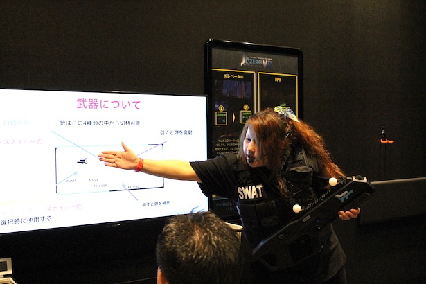 ゲームの遊び方はスタッフが丁寧にレクチャーしてくれる