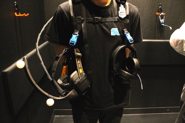 向かって左側がヘッドマウントディスプレイ。右側のヘッドフォンはマイクが付いていてプレイヤー同士での通信が可能