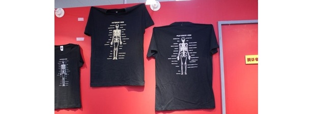 【写真6】人体解剖Tシャツ（？）。これを着て外を歩く勇気はないが…