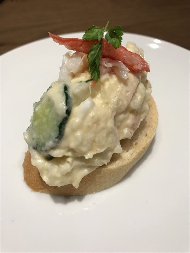 「カニといぶりがっこの燻製ポテトサラダ」