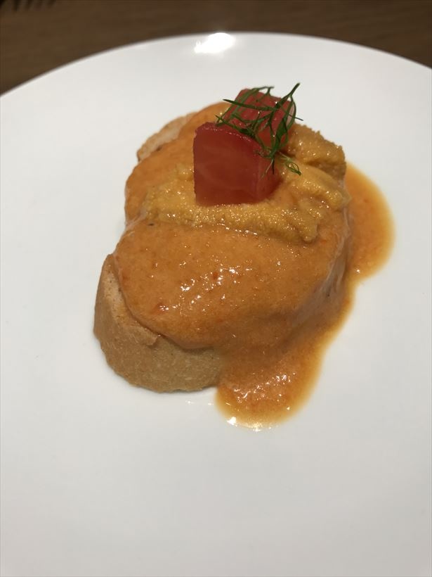 「赤ピーマンのムースとウニ」