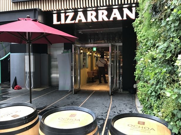 入り口にはテラス席がある