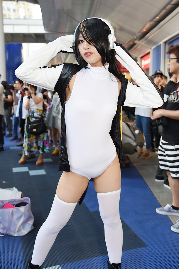 「けものフレンズ」のコウテイペンギンに扮する小花さん