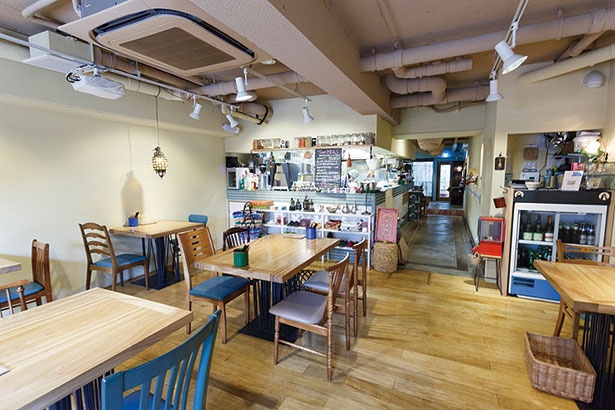 【写真を見る】「Zelliges」の店内。手前と奥に席を配置