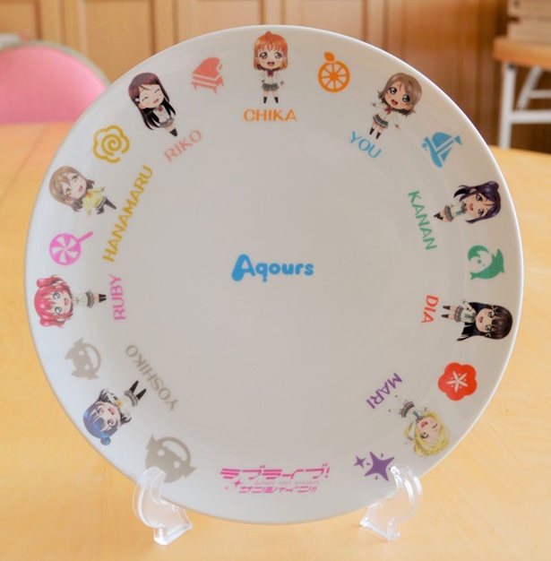 Aqoursメンバーが集合した大皿。シールを贅沢に使ったこんな力作も可能だ