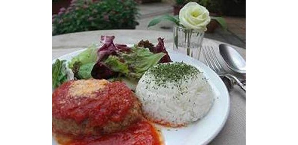 ワンプレートランチの「イタリアンハンバーグ」は特製のトマトソースたっぷり。ドリンク付き1050円