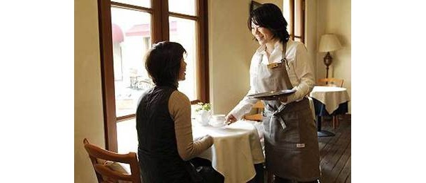 カフェは温かい雰囲気。大人はゆったりした時間を満喫しちゃおう