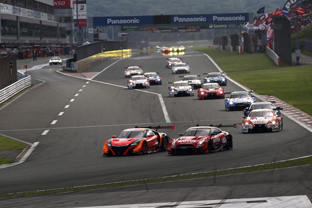 【画像を見る】スタート直後、ARTA NSX-GTの隣にMOTUL AUTECH GT-Rが並びかかる!