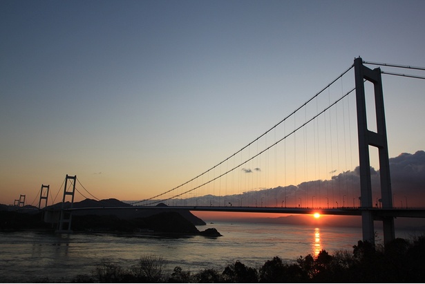 「来島海峡大橋」越しに昇る初日の出が見られる