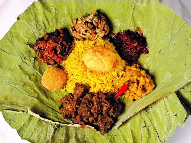 ランプライス（1,200円）。ライスやスリランカのおかずを葉っぱで包んだスリランカのお弁当のようなもので、内容は毎週変わる。テイクアウトもOK（カリー フォニケーション）