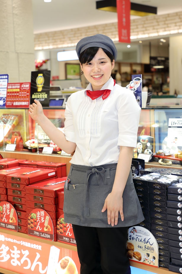 明るく接客してくれるスタッフの田川さん。笑顔で迎えてくれるからお菓子選びも楽しい