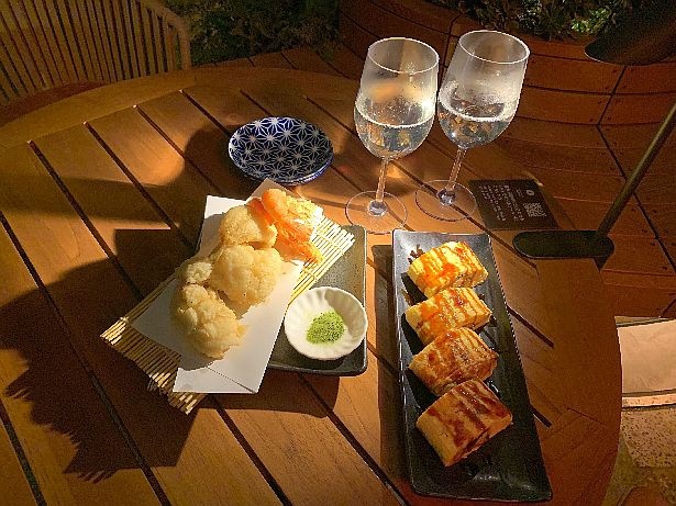 暖かいテラスでお酒とグルメを堪能！こちらは「Luv.Fish？ 東京」のあったかメニュー。ボリューム満点で美味だった