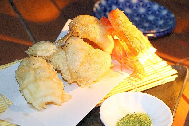 「Luv.Fish？ 東京」の「天ぷら盛合わせ」(1650円)には、ハモ・キス・海老がIN！ふんわり仕上がった天ぷらは至福の味わい
