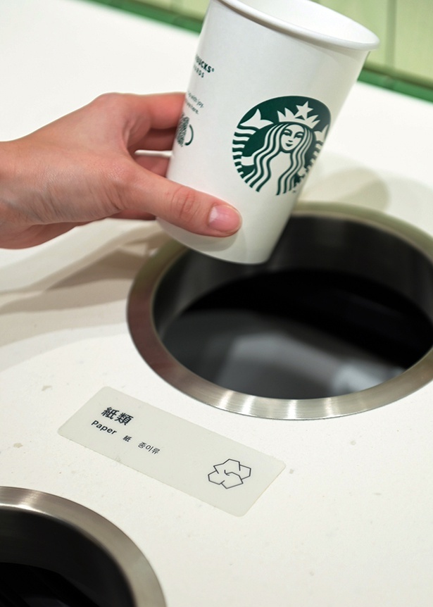 客席に設置されている分別されたごみ箱