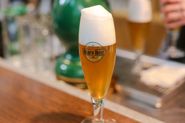 自社で鋳造するオリジナルの「小樽ビール」とおつまみで1日の疲れを癒す
