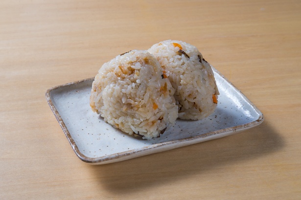 うどんダシで炊いた「かしわごぼうおにぎり」(200円)