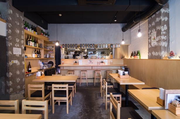 清潔感漂う店内には、木目調のテーブル、イスが備わる。一人でも気軽に利用しやすい雰囲気