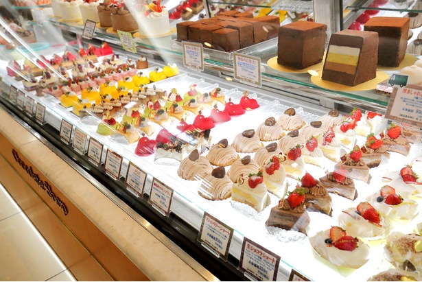 【写真を見る】常時約15種のケーキがショーウィンドウを彩る。本店にはチョコレートのための特別な空間「サロン・ド・ショコラ」も