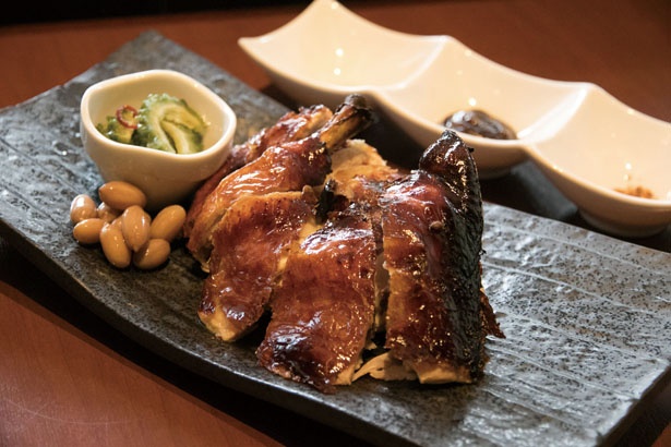 「若鶏のパリパリ香り揚げ 半羽」(1620円)は、調理のひと手間がおいしさの秘密/チャイナ食堂 九龍