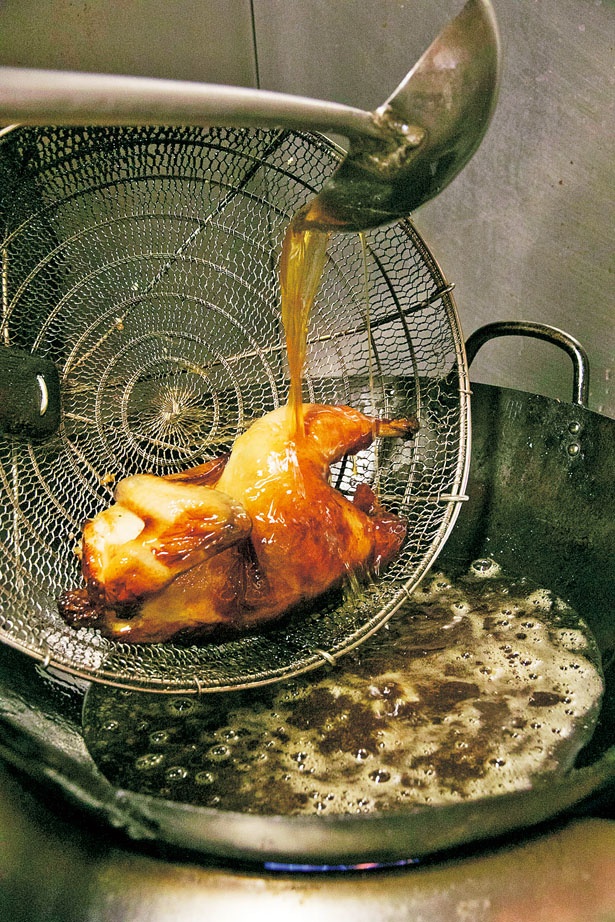 油をかけ、若鶏をパリパリに/チャイナ食堂 九龍