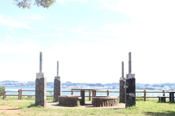 東京湾を眺めながらゆったりくつろげる展望広場