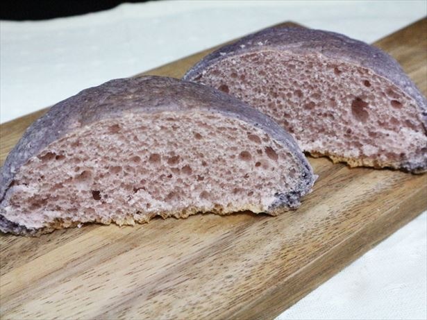 【写真を見る】「メロンパン(巨峰)」の断面。レアな紫のパンの登場！