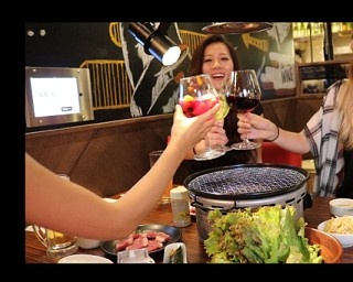 女性限定・ワイン・スパークリングが何杯飲んでも無料！新感覚焼肉バル、オープンフェア開催