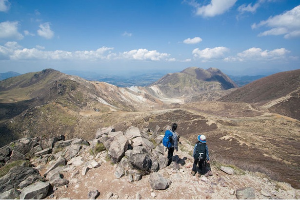 【写真を見る】久住分かれ付近から北側を眺望。西側に見えるのが星生山、正面は硫黄山。視界が澄んでいれば、湯布院の由布岳が見えることも