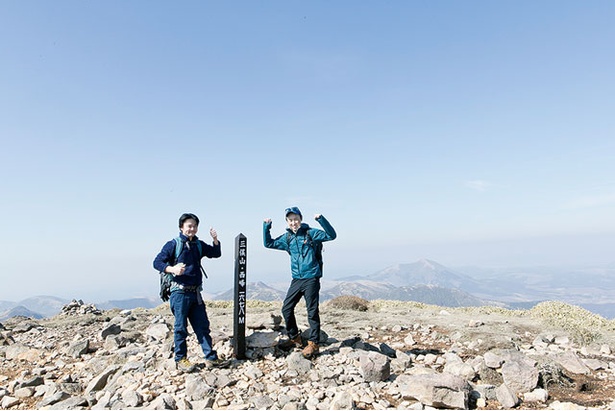 三俣山・西峰の山頂は標高1678m。体力や時間次第で、ここをゴール地点に設定するのもおすすめ。北側に絶景が広がる