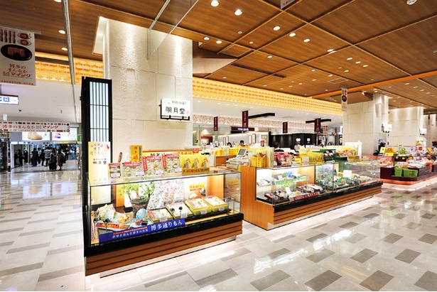 博多駅マイング「和菓子通り」に位置する1号店。多くの買い物客で賑わう