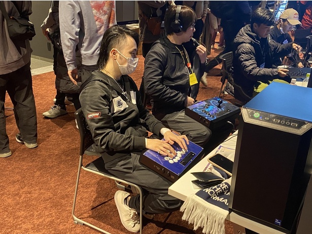 試合開始を待つプロ格闘ゲーマー・立川選手