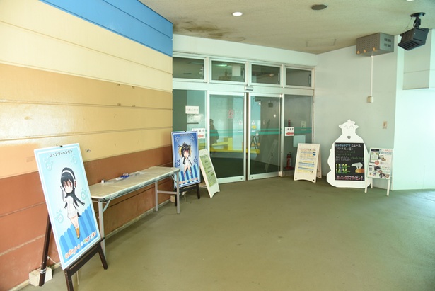 極地動物館の入口にはイワトビペンギンとジェンツーペンギンのスタンプ台がある
