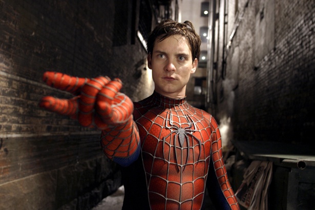 手首からクモの糸を放出!(『スパイダーマン2』)