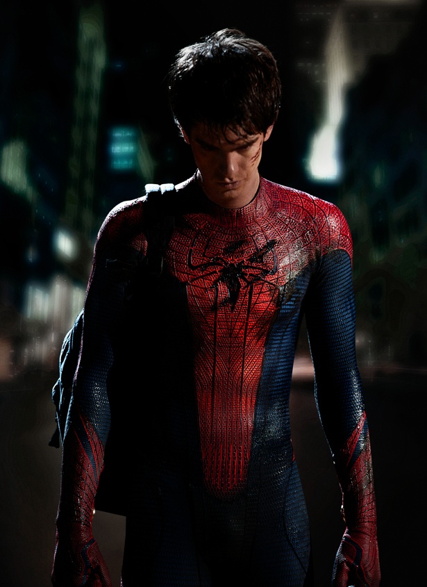 主人公が覆面レスラーのポスターを参考に作成(『アメイジング・スパイダーマン』)