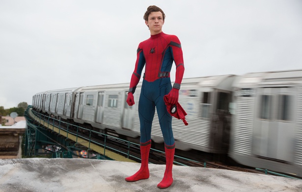 【写真を見る】『スパイダーマン:ホームカミング』ではスタークインダストリーズ特製のハイテクスーツが登場