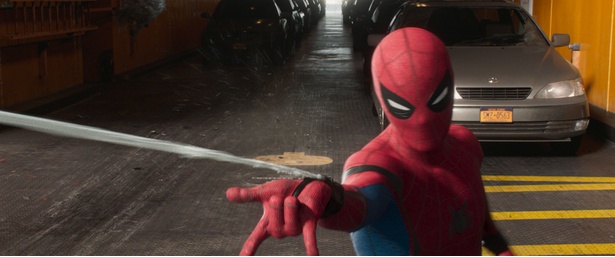 様々な形状の糸を放つウェブ・シューターも搭載(『スパイダーマン:ホームカミング』)