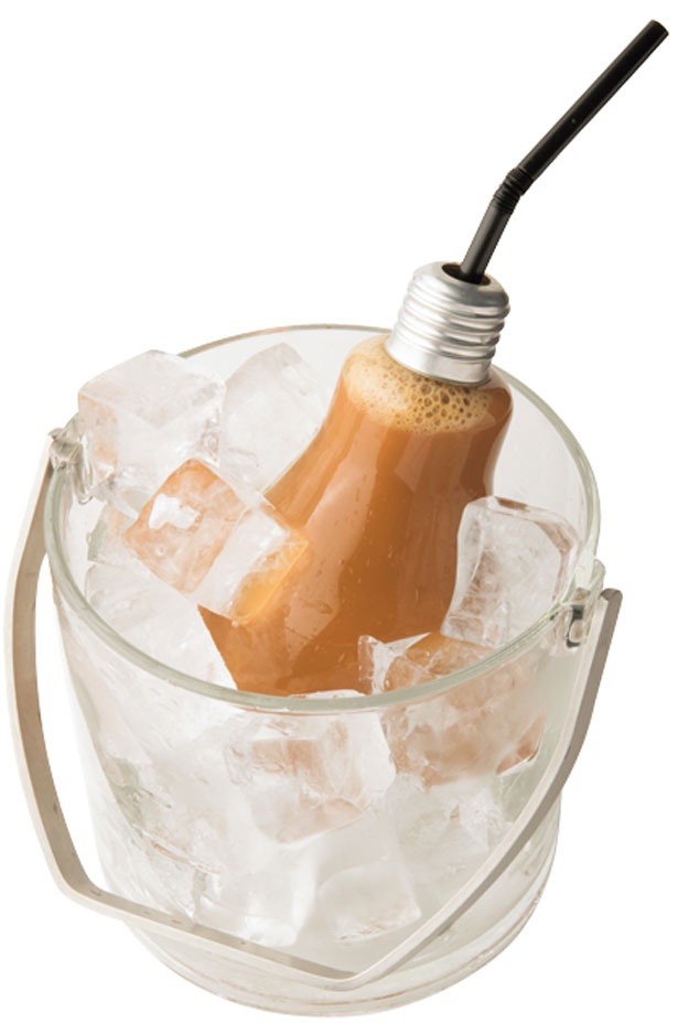「電球アイスミルクティー」(464円)は、濃厚なミルクティーのアイス版は、ユニークな形状のカップで冷え冷え！/香港華記茶餐廳