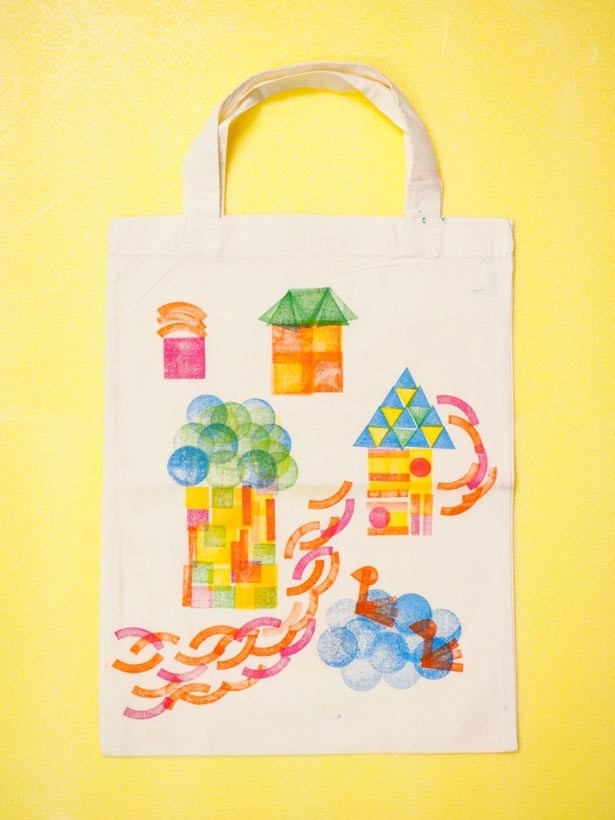 スタンプを使って自由に絵を描く「スタンプエコバッグ」
