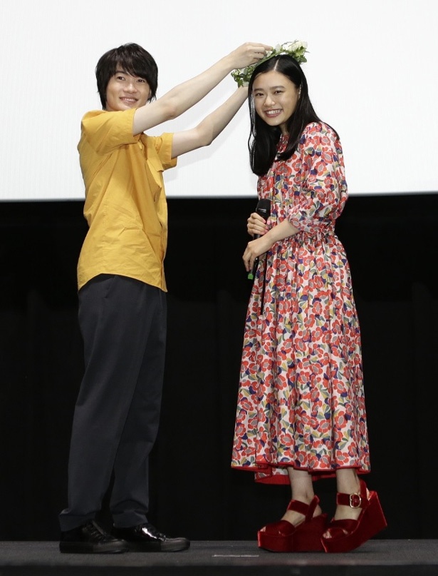 神木から杉咲にサプライズで“花の冠”をプレゼント！