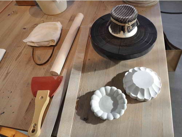 うすき皿山の豆皿の型打ち体験に使用する道具類