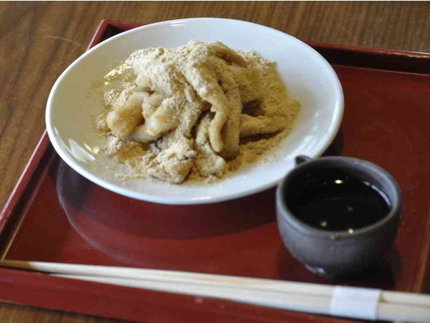大分名物の和スイーツ・やせうま(650円)は小麦粉を練った“だんご”にきな粉と黒蜜をかけて食べる。こちらも「湯の岳庵」で提供している
