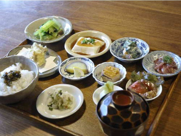 季節の味わいをバラエティ豊かにそろえた「湯の岳庵」の湯の岳膳(3000円)