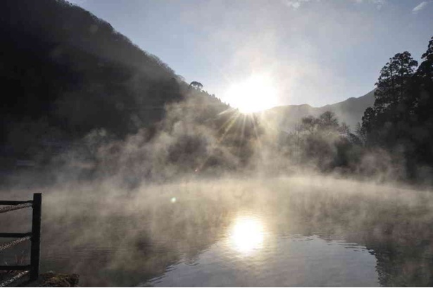 朝霧に包まれる金鱗湖